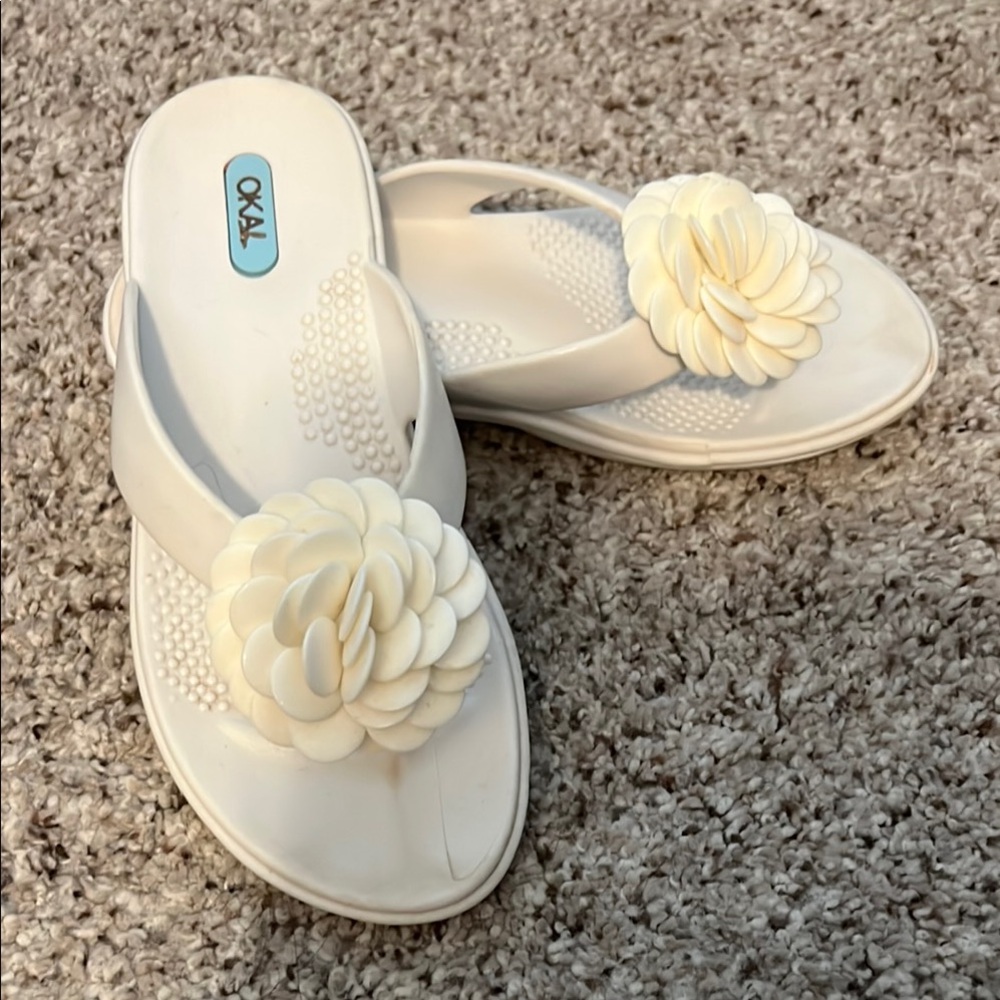 White Sandals with Breathable Design and Minimalist Aesthetic